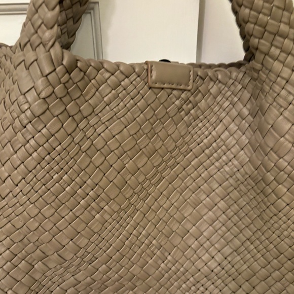 Falor Made in Italy Leather Woven Bag in Neutral Taupe Color. - Picture 15 of 17